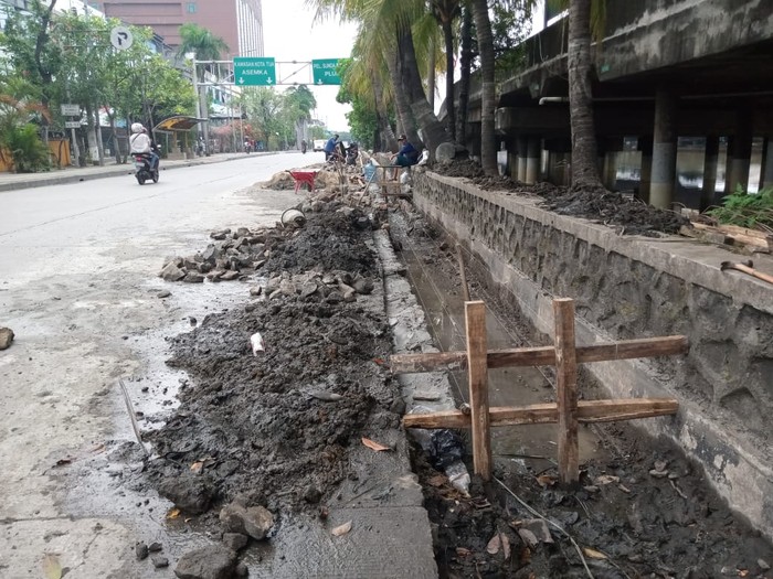 Kondisi kolam olakan dan saluran air di Jalan RE Martadinata, Ancol Jakarta Utara, Selasa (30/3/2021).