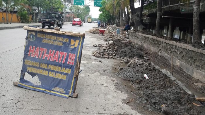 Kondisi kolam olakan dan saluran air di Jalan RE Martadinata, Ancol Jakarta Utara, Selasa (30/3/2021).