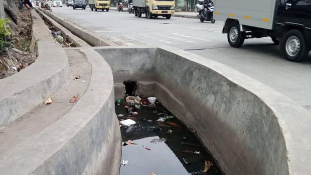 Kondisi kolam olakan dan saluran air di Jalan RE Martadinata, Ancol Jakarta Utara, Selasa (30/3/2021).