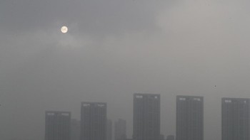 Ini rupanya adalah badai debu kuning yang melanda seluruh kota (Yonhap News Agency)