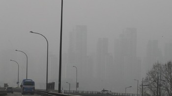 Distrik Gangnam yang glamor jadi tampak kelabu terkena debu halus (Yonhap News Agency)