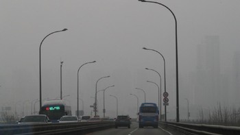 Suasana di Jembatan Banpodaegyo, jarak pandang kendaraan pun terbatas (Yonhap News Agency)
