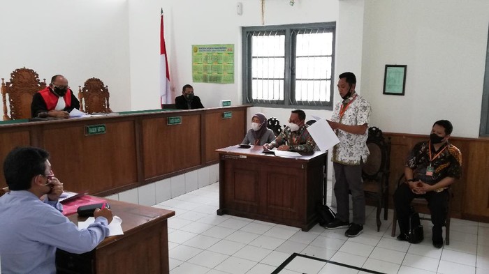 Kuasa hukum tergugat membacakan eksepsi di sidang Praperadilan kasus komentar negatif ke Gibran di PN Solo, 30/3/2021