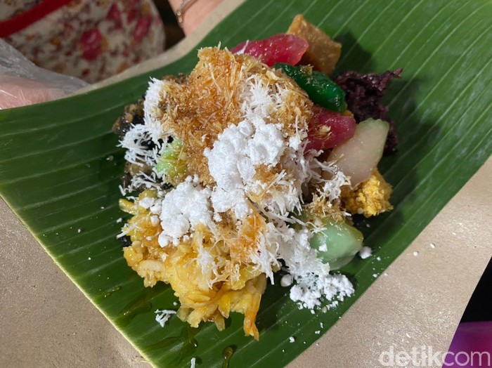 Lenjongan Yu Sum Jajan Lenjongan Yu Sum yang Empuk Manis di Pasar Gede