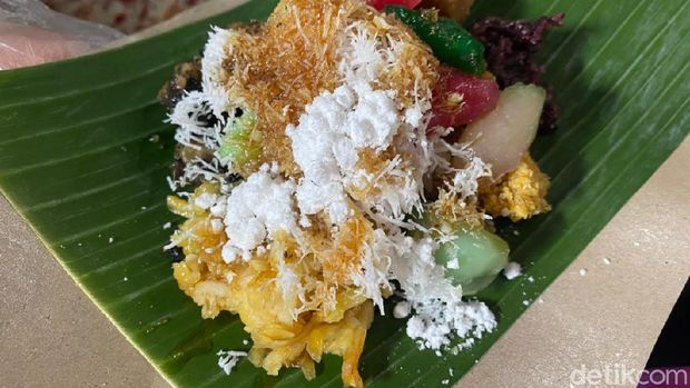 Jajan Lenjongan Yu Sum yang Empuk Manis di Pasar Gede
