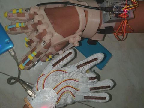 Mahasiswa UM Surabaya Bikin Alat Penggerak Jari Bantu Terapi Pasien Stroke