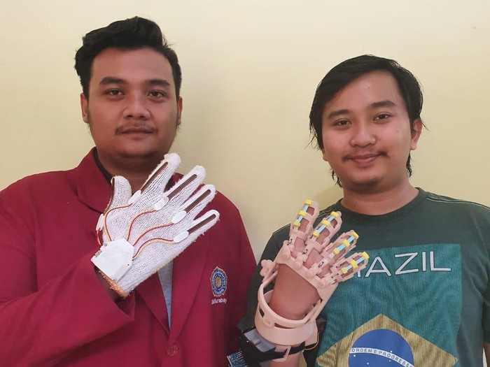 Mahasiswa Um Surabaya Bikin Alat Penggerak Jari Bantu Terapi Pasien Stroke