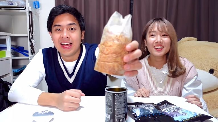 makanan luar angkasa; ada roti, takoyaki, dan es krim yang rasanya unik.