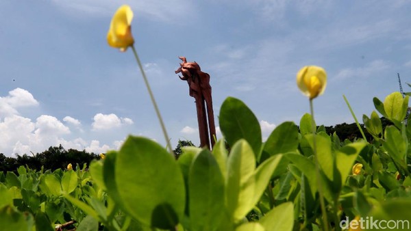 Monumen ini dirancang oleh Sunaryo, seniman kontaporer yang juga merupakan mantan dosen seni rupa Institut Teknologi Bandung. Monumen ini dirancang oleh Sunaryo, seniman kontaporer yang juga merupakan mantan dosen seni rupa Institut Teknologi Bandung.