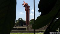 Untuk mengenang peristiwa tersebut dibangunlah Monumen Bandung Lautan Api di Taman Tegallega. Monumen tersebut memiliki tinggi 45 meter dan memiliki sisi sebanyak 9 bidang.