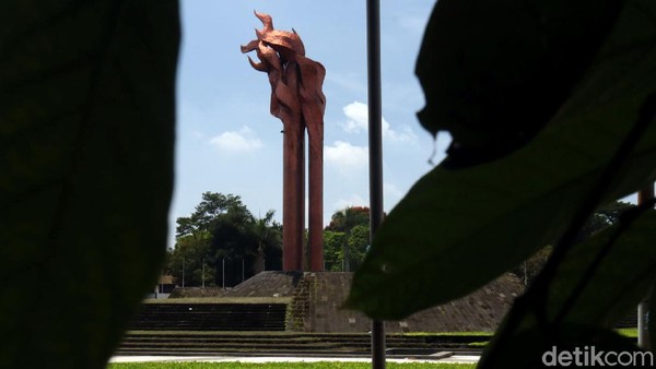 Untuk mengenang peristiwa tersebut dibangunlah Monumen Bandung Lautan Api di Taman Tegallega. Monumen tersebut memiliki tinggi 45 meter dan memiliki sisi sebanyak 9 bidang. Untuk mengenang peristiwa tersebut dibangunlah Monumen Bandung Lautan Api di Taman Tegallega. Monumen tersebut memiliki tinggi 45 meter dan memiliki sisi sebanyak 9 bidang.