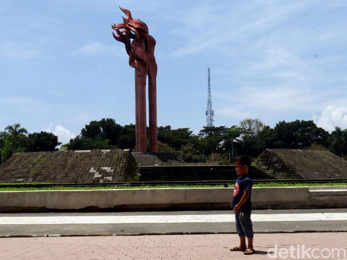 Monumen di Taman Tegallega dibangun sebagai pengingat akan peristiwa Bandung Lautan Api. Aksi itu dilakukan sebagai upaya mempertahankan kemerdekaan Indonesia.