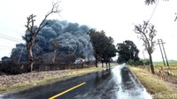 Pantauan detikcom, kepulan asap hitam masih membubung tinggi. Kondisi di lokasi kejadian saat ini tengah gerimis. Sebelumnya, sejak tadi malam hujan mengguyur wilayah Kecamatan Balongan dan sekitarnya.