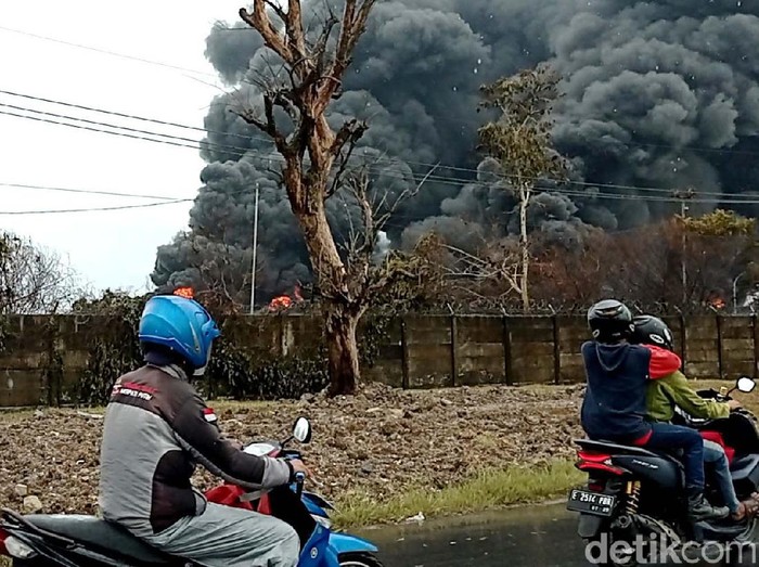 Kebakaran yang terjadi di kilang Pertamina RU VI Balongan, Kabupaten Indramayu, belum pada. Begini kondisi terkininya.