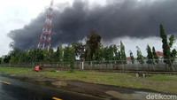 Kabid Pemadam Kebakaran, Satpol PP dan Damkar Kabupaten Indramayu Jhoni Takarasel mengatakan masih terdapat kobaran api di lokasi kebakaran, yakni T-301G RU VI Balongan. Petugas damkar masih bersiaga di lokasi kejadian.