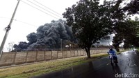 Ratusan warga diungsikan akibat kebakaran kilang minyak ini.