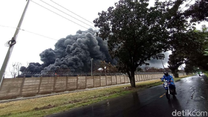 Kebakaran yang terjadi di kilang Pertamina RU VI Balongan, Kabupaten Indramayu, belum pada. Begini kondisi terkininya.