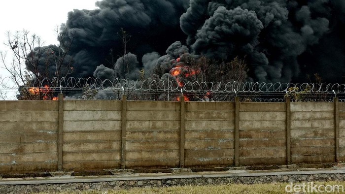 Melihat Lebih Dekat Kebakaran Kilang Pertamina Balongan Kebakaran yang terjadi di kilang Pertamina RU VI Balongan, Kabupaten Indramayu, belum pada. Begini kondisi terkininya.