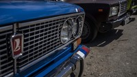 Kehadiran mobil Lada di Kuba tak dapat dilepaskan dengan sejarah negara tersebut. Melansir AP, pada akhir 1950-an, Kuba merupakan salah satu negara dengan jumlah kendaraan per penduduk tinggi dan terkenal dengan tampilan vintage yang diberikan oleh Ford, Pontiacs, dan Chevrolets yang wara-wiri di jalanan Kuba. Namun, revolusi Kuba dan konfrotasi berikutnya dengan Amerika Serikat membawa sanksi yang membuat suku cadang untuk kendaraan langka dan menghentikan impor kendaraan AS sepenuhnya.