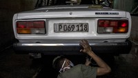 Menurut Willy Hierro Allen, seorang mekanik yang menerbitkan majalah khusus bernama Excelencias del Motor, mobil Lada pun datang pertama kali di Kuba pada akhir tahun 1960-an. Para ahli memperkirakan sekitar 80 ribu hingga 100 ribu mobil Lada diimpor ke Kuba. Tak sedikit mobil Lada yang kemudian dirombak menjadi taksi dan beberapa lainnya digunakan oleh pekerja maupun tokoh terkemuka di negara tersebut.