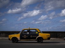 Melihat Mobil-mobil Antik nan Ikonik Melaju di Jalanan Kuba