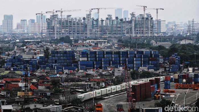 Pertumbuhan ekonomi Indonesia masih menghadapi ancaman pandemi COVID-19. OECD memproyeksikan pertumbuhan ekonomi Indonesia berada di level 4,9% di tahun 2021.