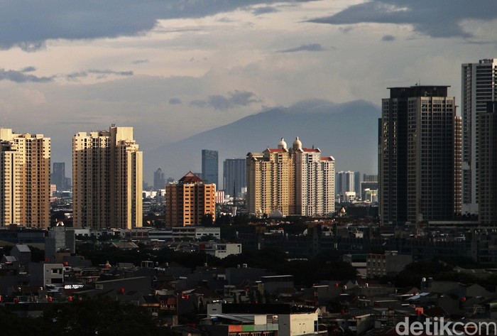 Pertumbuhan ekonomi Indonesia masih menghadapi ancaman pandemi COVID-19. OECD memproyeksikan pertumbuhan ekonomi Indonesia berada di level 4,9% di tahun 2021.