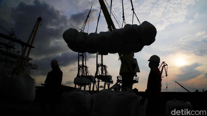 Menakar Pertumbuhan Ekonomi RI di Tengah Pandemi Pertumbuhan ekonomi Indonesia masih menghadapi ancaman pandemi COVID-19. OECD memproyeksikan pertumbuhan ekonomi Indonesia berada di level 4,9% di tahun 2021.