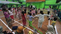 Sebanyak 932 warga yang tinggal di sekitar lokasi kebakaran kilang Pertamina Balongan terpaksa diungsikan ke gedung olahraga tersebut.