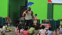 Sejumlah anak mengikuti pemulihan trauma di Gedung Olahraga Bumi Patra, Indramayu, Jawa Barat, Senin (29/3/2021).