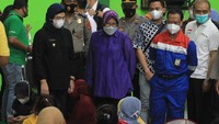Menteri Sosial Tri Rismaharini (tengah) didampingi Bupati Indramayu Nina Agustina (kiri) melihat kondisi pengungsi yang terdampak kebakaran kilang Pertamina Balongan di Gedung Olahraga Bumi Patra Indramayu, Jawa Barat, Senin (29/3/2021) malam.