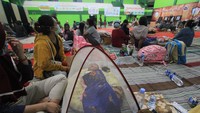 Warga terdampak kebakaran tangki minyak Pertamina mengungsi di Gedung Olahraga Bumi Patra, Indramayu, Jawa Barat, Senin (29/3/2021).