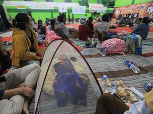 Melihat Pengungsi Kebakaran Kilang Minyak Pertamina