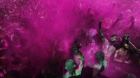 Mulai dari anak-anak hingga orang dewasa ikut merayakan festival Holi. AP Photo/Rajesh Kumar Singh