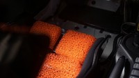 Sementara itu, di konsol tengah terdapat gear selector, rem tangan, dan kontrol untuk lampu sinyal yang diperlukan, semuanya terbuat dari serat karbon. Foto: Dok. MINI