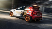 Sorotan mencolok lainnya adalah warna bodi matte silver dengan balutan high-gloss, menghadirkan gradasi warna dua tahap dari Highspeed Orange ke Curbside Red. Logo MINI Electric didesain dengan bentuk mirip chequered flag. Foto: Dok. MINI