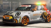 Bagian depan mempertahankan lampu depan melingkar dan grill heksagonal seperti mobil yang dipakai legal di jalan raya. Sementara lengkungan roda telah diperlebar sehingga tampil sangat sporty. Foto: Dok. MINI