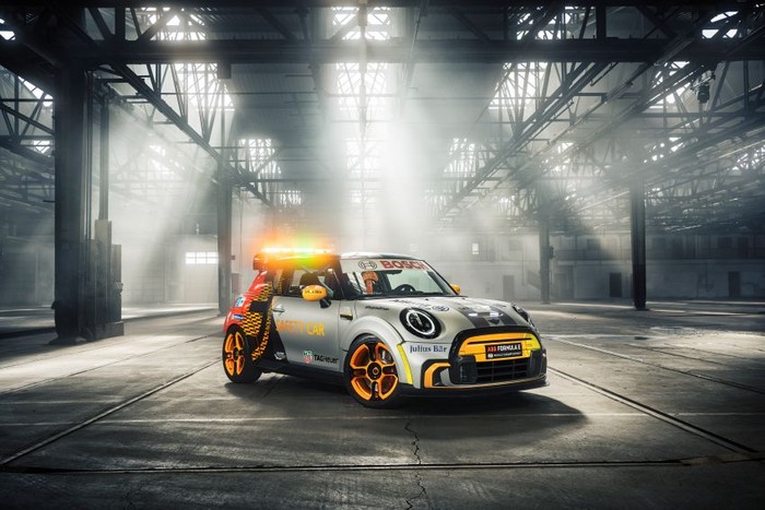 Mobil Listrik MINI Jadi Safety Car Formula E