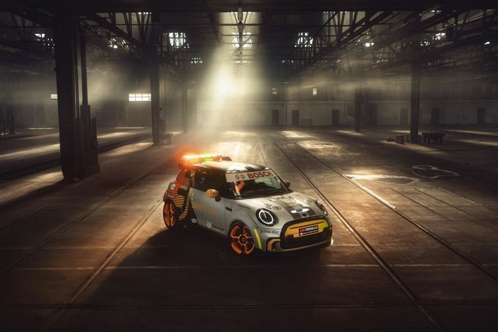 Mobil Listrik MINI Jadi Safety Car Formula E Mobil Listrik MINI Jadi Safety Car Formula E