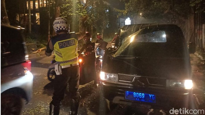 Pohon tumbang terjadi di Jalan Ir H Juanda, Kabupaten Cianjur, Jawa Barat, Selasa (30/3/2021) malam.