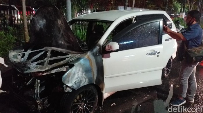 mobil terbakar di surabaya