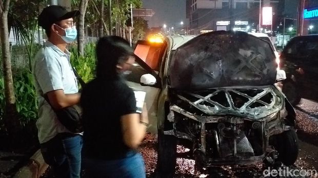 mobil terbakar di surabaya