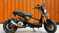 Secara tampilan, motor ini tampak telanjang dengan bagian sasis yang terekspos. Namun aspek legalitas tetap dipertahankan lantaran tetap menggunakan lampu depan, lampu sein, juga kaca spion. Artinya motor ini siap dipakai di jalan raya. Foto: RLandZ Workshop