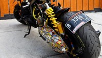Biasanya cara aman dipilih untuk memodifikasi motor matik agar tampilannya tetap sesuai dengan bentuk aslinya. Tapi modifikasi motor matik Yamaha Mio  Soul garapan RLandZ Workshop ini tampil beda karena menghilangkan seluruh originalitas desain eksteriornya. Motor modifikasi ini menggabungkan tiga konsep modifikasi menjadi satu kesatuan. Foto: RLandZ Workshop