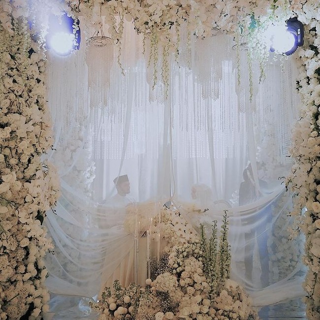 Foto dan video momen pernikahan Neelofa itu kemudian menjadi viral di media sosial. Tak sedikit netizen yang mengkritik karena dianggap kurang mematuhi protokol kesehatan COVID-19 yang berlaku. Foto: Instagram/@neelofa