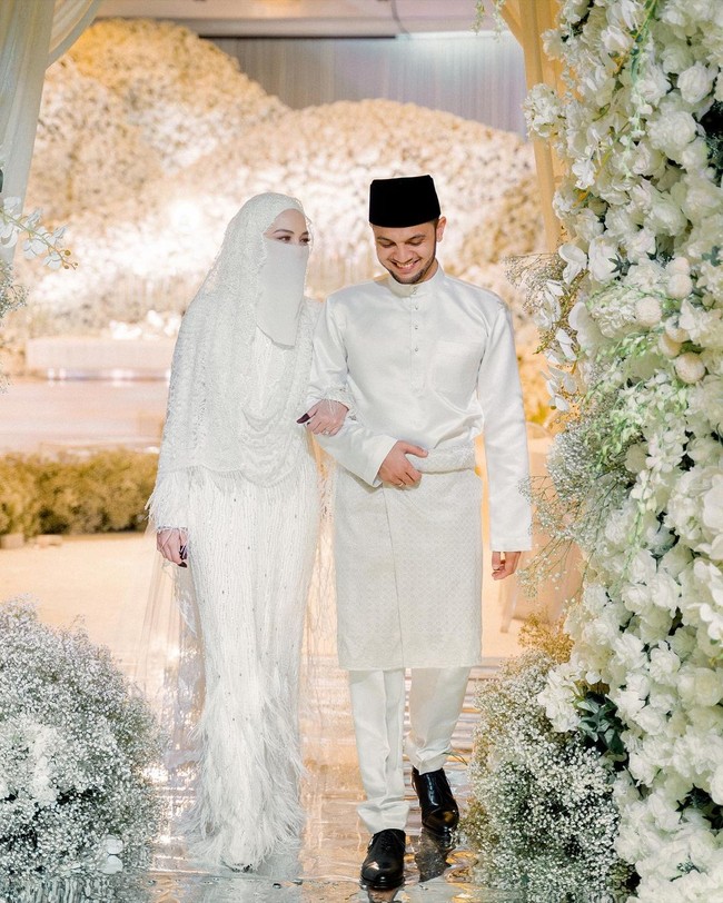 Adik ipar Engku Emran yang juga merupakan artis Malaysia bernama Neelofa, menikah dengan Pencetus Ummah (PU) Riz pada Sabtu (27/3/2021). Beberapa foto-foto pernikahannya itu kemudian terlihat dibagikan di media sosialnya. Foto: Instagram/@neelofa