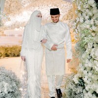 Adik ipar Engku Emran yang juga merupakan artis Malaysia bernama Neelofa, menikah dengan Pencetus Ummah (PU) Riz pada Sabtu (27/3/2021). Beberapa foto-foto pernikahannya itu kemudian terlihat dibagikan di media sosialnya. Foto: Instagram/@neelofa