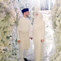 Pesta pernikahan Neelofa dan PU Riz yang kini tengah viral itu dilangsungkan di sebuah hotel di Kuala Lumpur, Malaysia. Tampak para keluarga dan kerabat menghadiri pesta tersebut. Foto: Instagram/@wedlocx.co