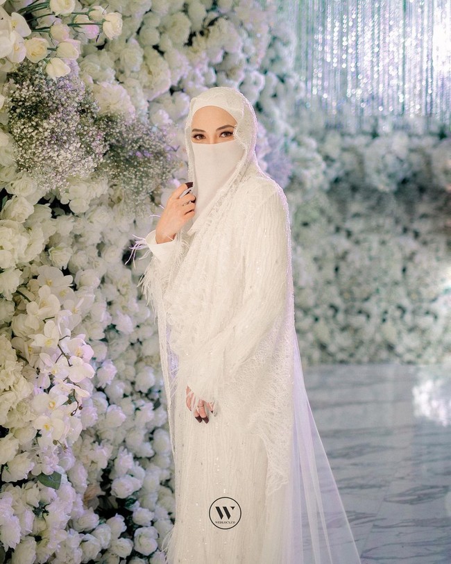 Pada Oktober 2020 Neelofa mengejutkan publik setelah memutuskan untuk tampil bercadar. Tolong doakan saya, seseorang yang banyak salah, agar tetap teguh untuk memperbaiki diri dan menjalani hari-hari ke depannya. Tolong juga doakan agar perjalanan baru saya ini diridhoi Allah SWT dan mendapat kedamaian, ujar Neelofa dikutip dari Harian Metro. Foto: Instagram/@wedlocx.co