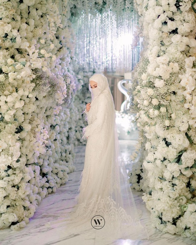 Pemilik nama asli Noor Neelofa itu mulai meniti karirnya di dunia entertainment sejak 2010. Dirinya telah berhasil menjadi pemenang di Miss Teen Malaysia. Sebelumnya, Neelofa merupakan seorang model. Foto: Instagram/@wedlocx.co